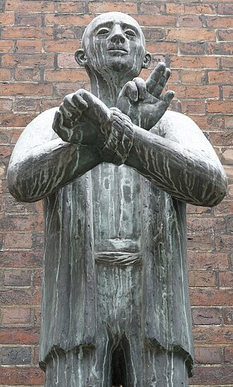 bronzene Dietrich-Bonhoeffer-Statue von Fritz Fleer von schräg unten fotografiert, so dass die geballte und die segnende Hand gut sichtbar ist bronzene Dietrich-Bonhoeffer-Statue von Fritz Fleer von schräg unten fotografiert, so dass die geballte und die segnende Hand gut sichtbar ist